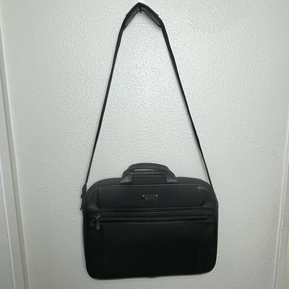Kenneth Cole Reaction Black Soft Briefcase Messenger Bag Style 536390‎